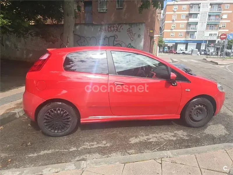 Usado Fiat Grande Punto Dynamic 77 CV (56 kW) 2007 Rojo Utilitario