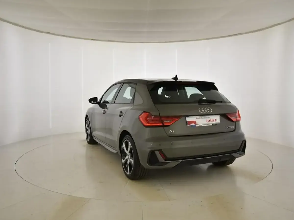 Usado Audi A1 Sportback 110 CV (80 kW) 2022 Gris/plata Utilitario