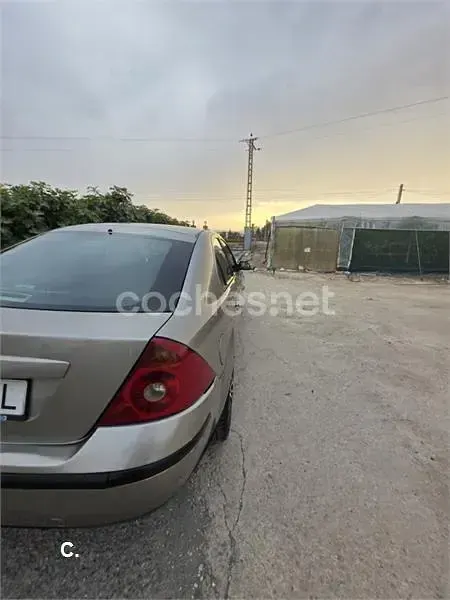 Usado Ford Mondeo Ghia 130 CV (95 kW) 2002 Gris / plata Berlina