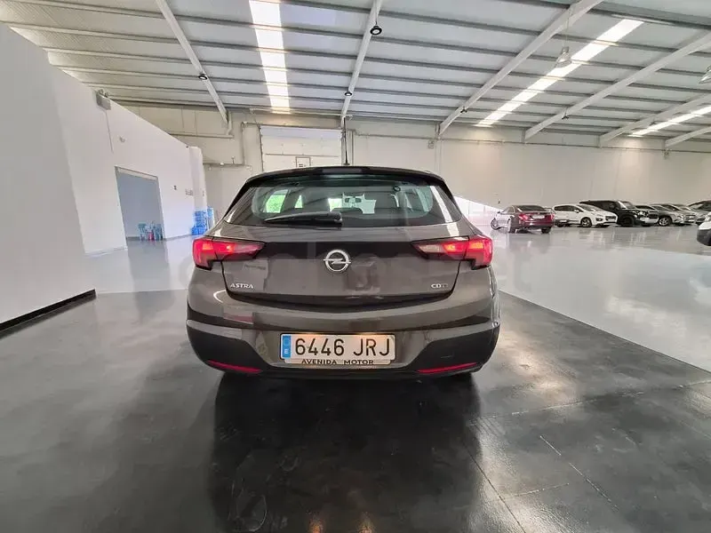 Usado Opel Astra Business 110 CV (80 kW) 2016 Gris / plata Berlina