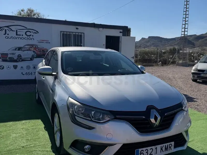 Usado Renault Mégane Zen 115 CV (84 kW) 2019 Gris / plata Berlina