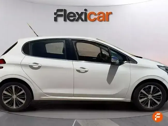Usado Peugeot 208 Allure 110 CV (80 kW) 2017 Blanco Utilitario