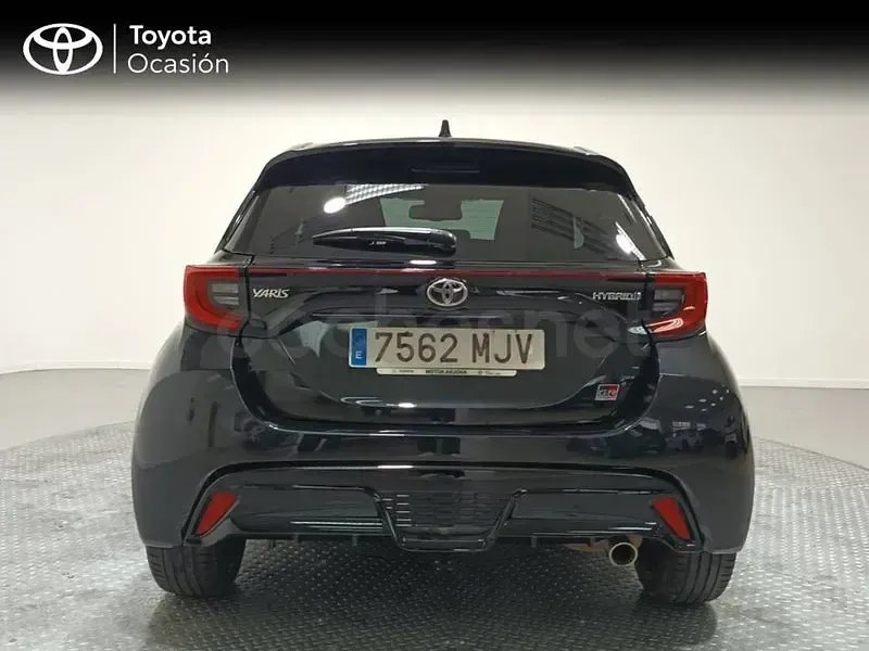 Käytetty Toyota Yaris Hybrid Sport 116 HP (85 kW) 2023 Musta Sedan