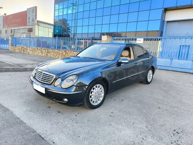 Usado Mercedes E280 Avantgarde 190 CV (139 kW) 2005 Azul Berlina