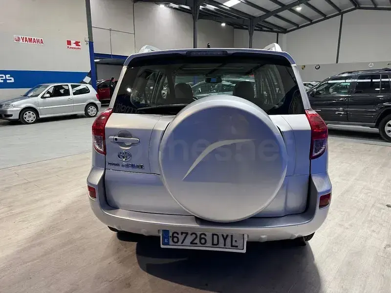 Usado Toyota RAV4 Executive 136 CV (100 kW) 2006 Gris / plata SUV