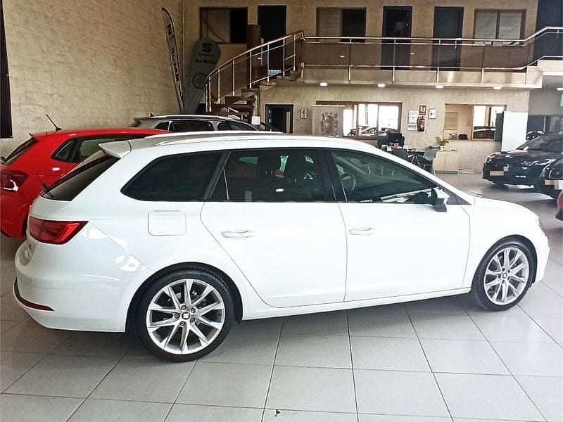 Usado Seat Leon FR 150 CV (110 kW) 2020 Blanco Familiar