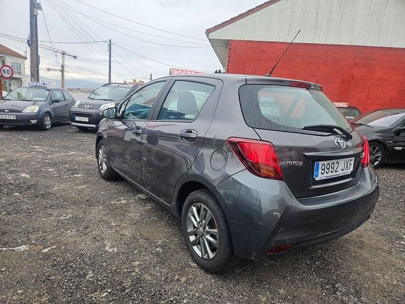 Usado Toyota Yaris Active 69 CV (50 kW) 2019 Gris / plata Berlina
