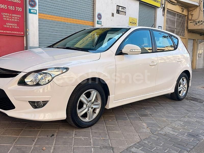 Blanco Usado 2011 Hyundai i30 Comfort Berlina | 7950 € (Precio justo) - Imagen 1/4