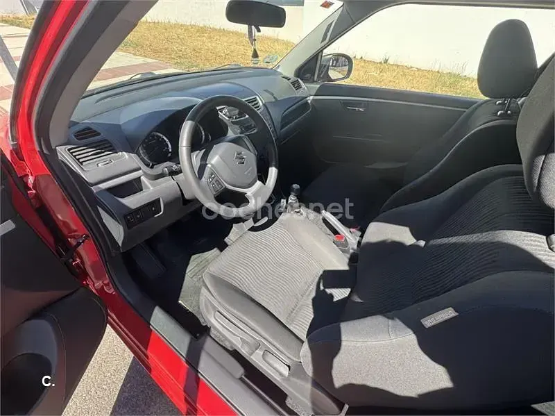 Usado Suzuki Swift GL 95 CV (69 kW) 2012 Rojo Utilitario