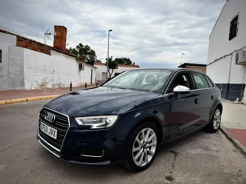 Usado Audi A3 116 CV (85 kW) 2017 Azul Berlina