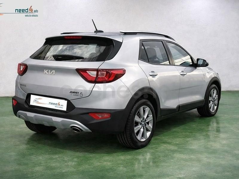 Usado Kia Stonic 100 CV (73 kW) 2022 Gris / plata SUV