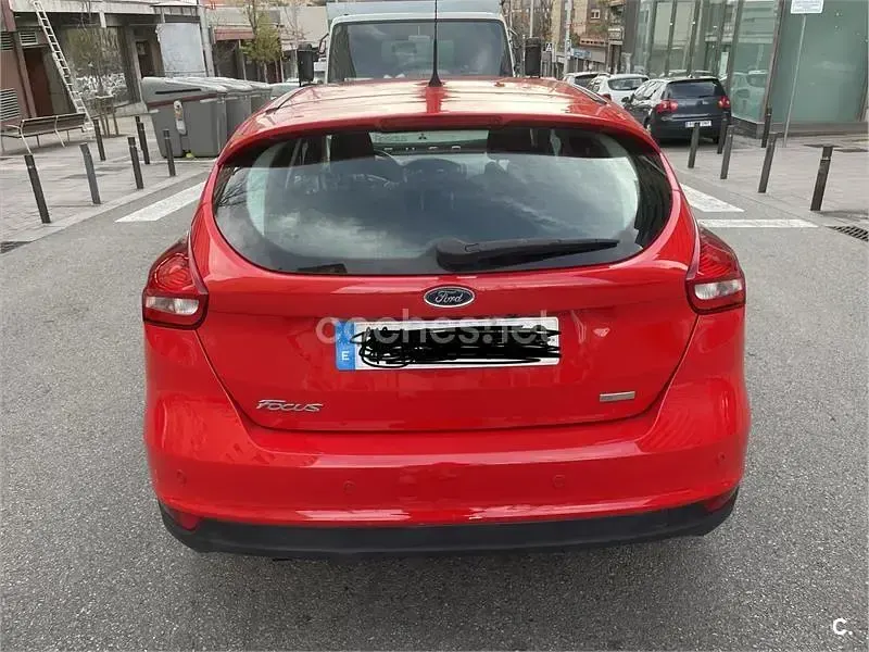 Begagnad Ford Focus Trend 125 HK (91 kW) 2015 Röd Sedan