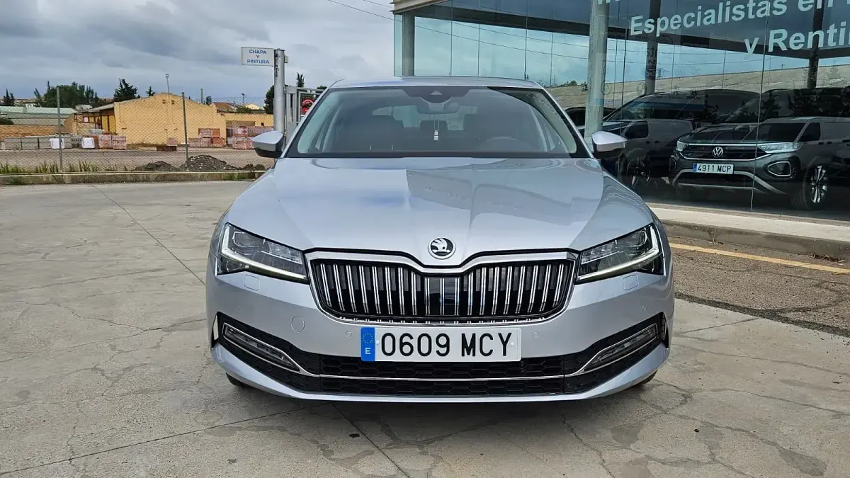 Usado Skoda Superb Style 150 CV (110 kW) 2022 Gris Berlina