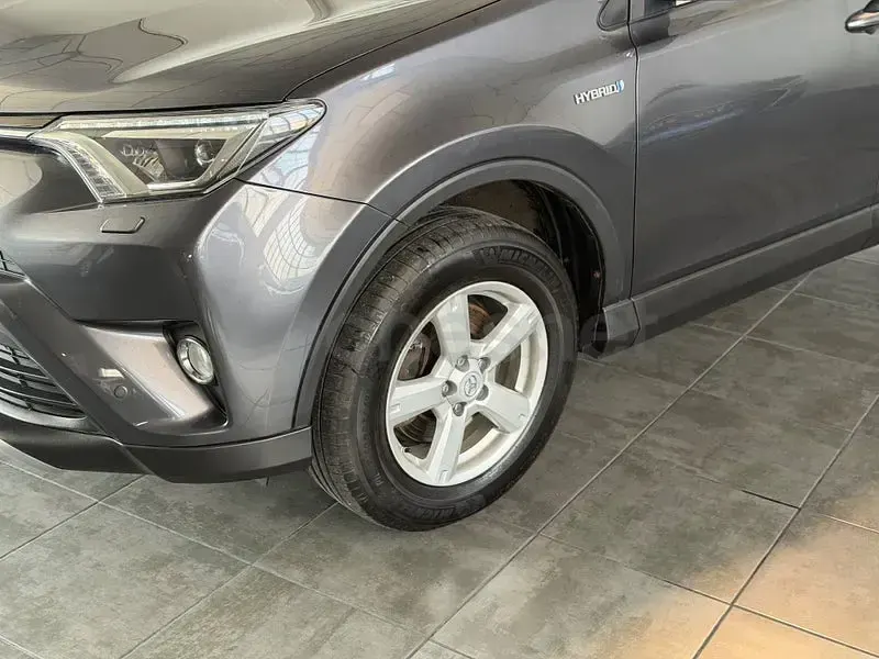 Usado Toyota RAV4 Hybrid Advance 197 CV (144 kW) 2018 Gris / plata SUV