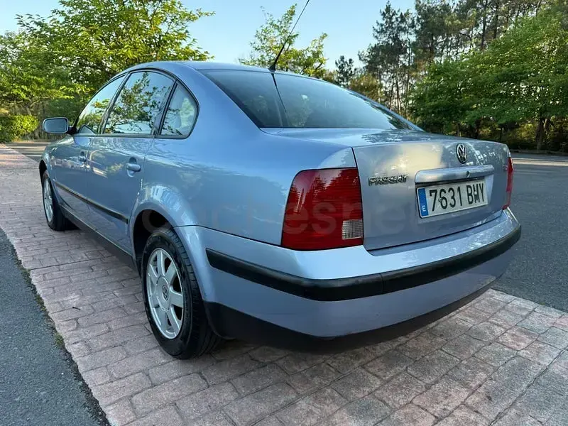 Usado VW Passat Trendline 90 CV (66 kW) 2000 Azul Berlina
