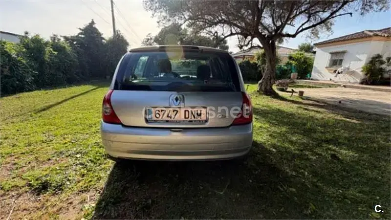 Usado Renault Clio II 75 CV (55 kW) 2005 Gris / plata Berlina