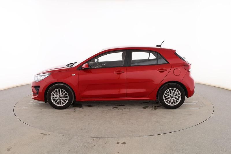 Usado Kia Rio 84 CV (61 kW) 2022 Rojo Berlina
