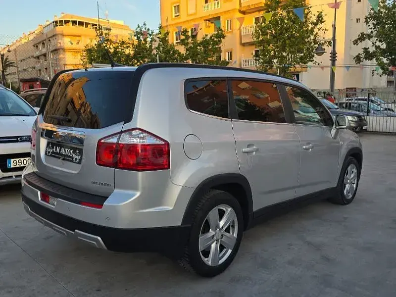 Usado Chevrolet Orlando LT 130 CV (95 kW) 2013 Gris / plata Monovolumen