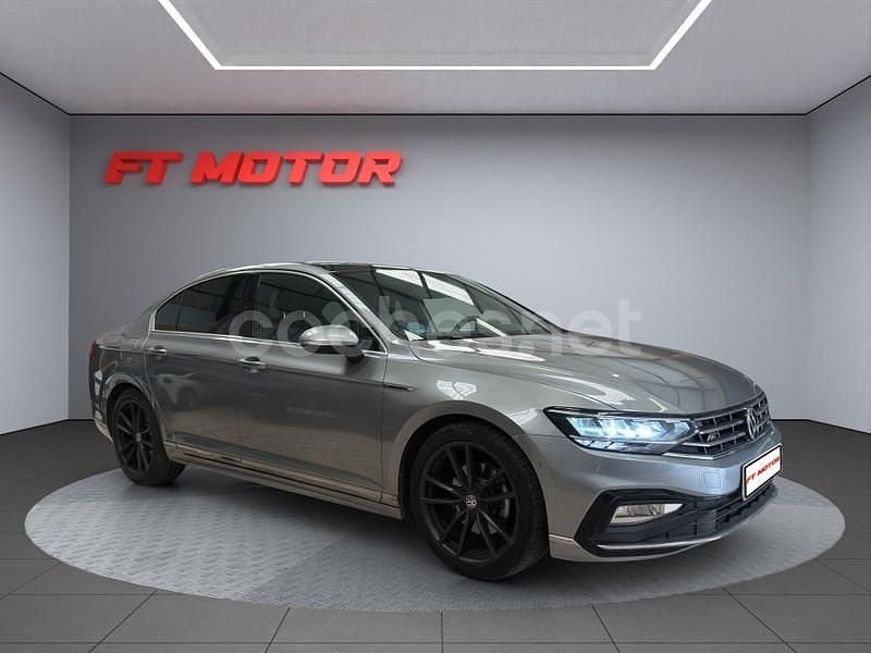 Gris / plata Usado 2020 VW Passat R-line Berlina | 23.999 € (Un poco caro) - Imagen 1/4