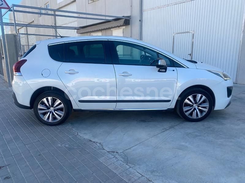Usado Peugeot 3008 Style 120 CV (88 kW) 2015 Blanco Berlina