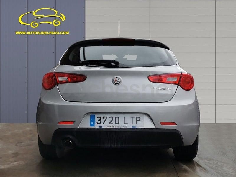 Usado Alfa Romeo Giulietta Super 120 CV (88 kW) 2021 Gris / plata Berlina