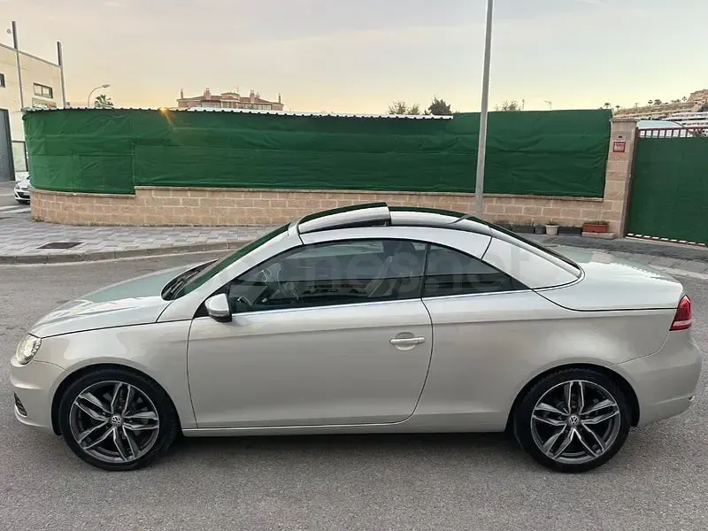 Usado VW Eos Sport 140 CV (102 kW) 2012 Gris / plata Descapotable