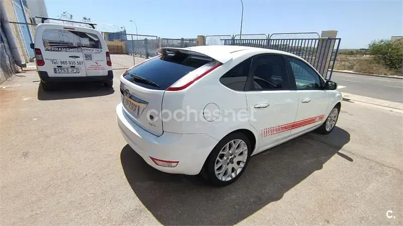 Usado Ford Focus Titanium 109 CV (80 kW) 2010 Blanco Berlina