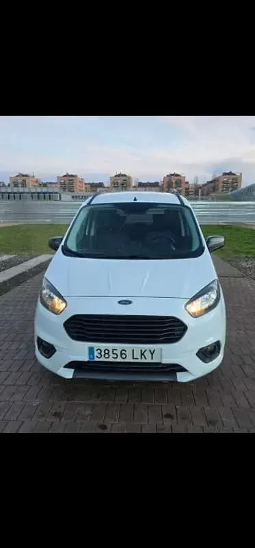 Usado Ford Tourneo Titanium 101 CV (74 kW) 2021 Blanco Van