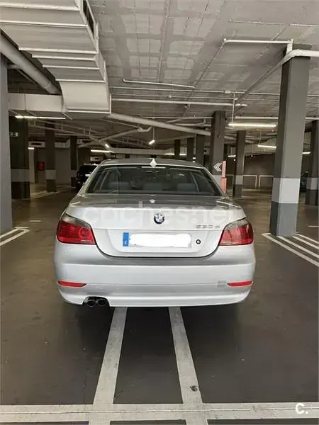 Usado BMW 530 193 CV (141 kW) 2004 Gris / plata Berlina