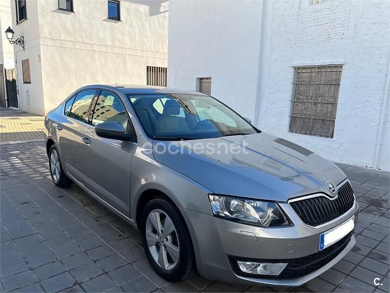 Beige Usado 2015 Skoda Octavia Ambition Berlina | 14.490 € (Un poco caro) - Imagen 1/4