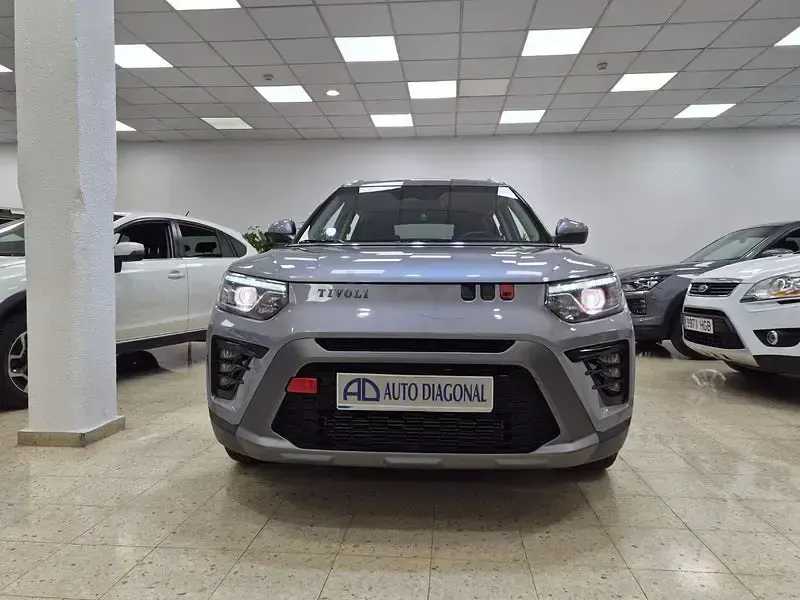Usado SsangYong Tivoli 163 CV (119 kW) 2024 Gris / plata SUV