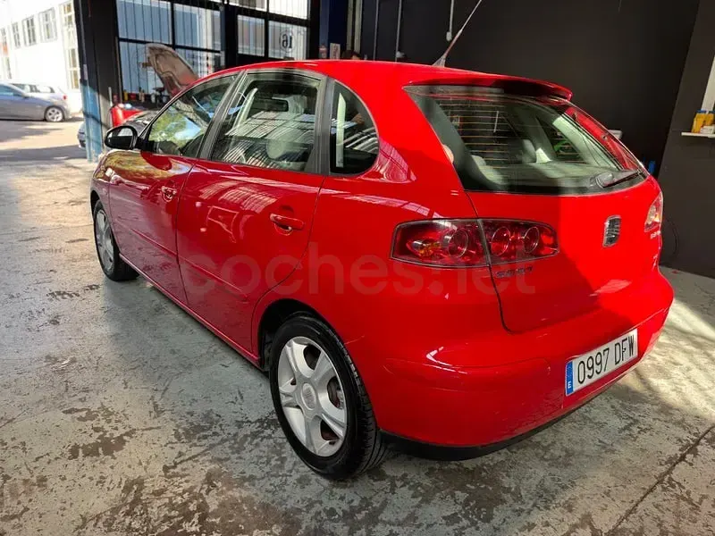 Usado Seat Ibiza Sport 100 CV (73 kW) 2005 Rojo Utilitario