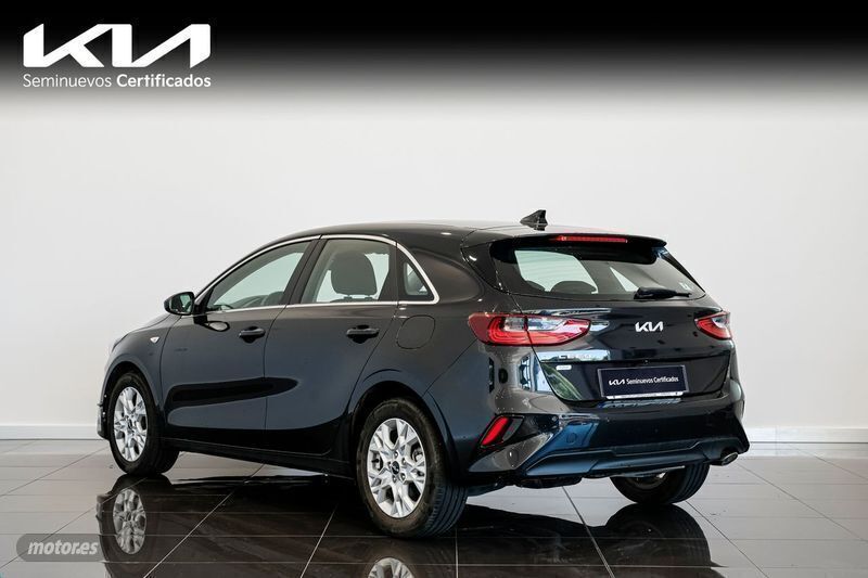 Usado Kia Ceed 136 CV (100 kW) 2023 Negro Utilitario