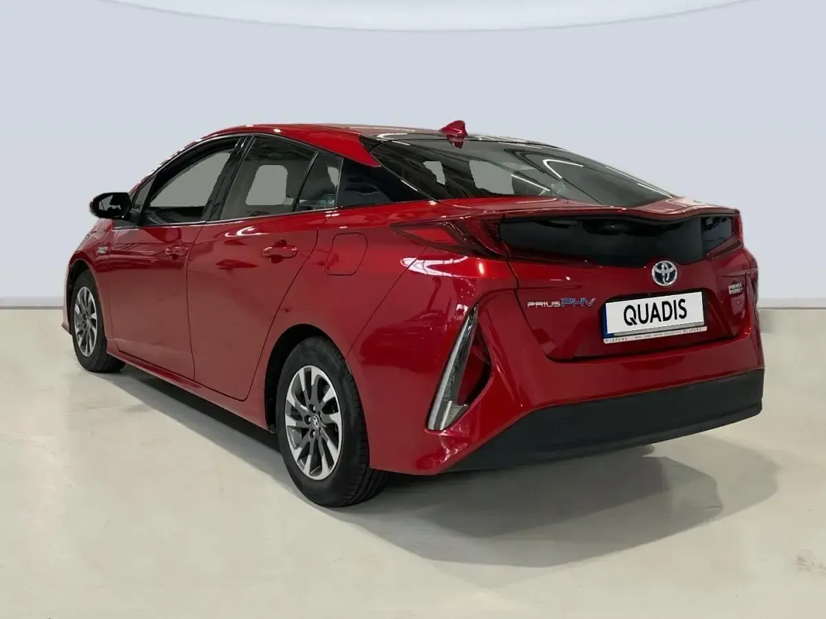 Usado Toyota Prius Advance 122 CV (89 kW) 2022 Rojo Utilitario