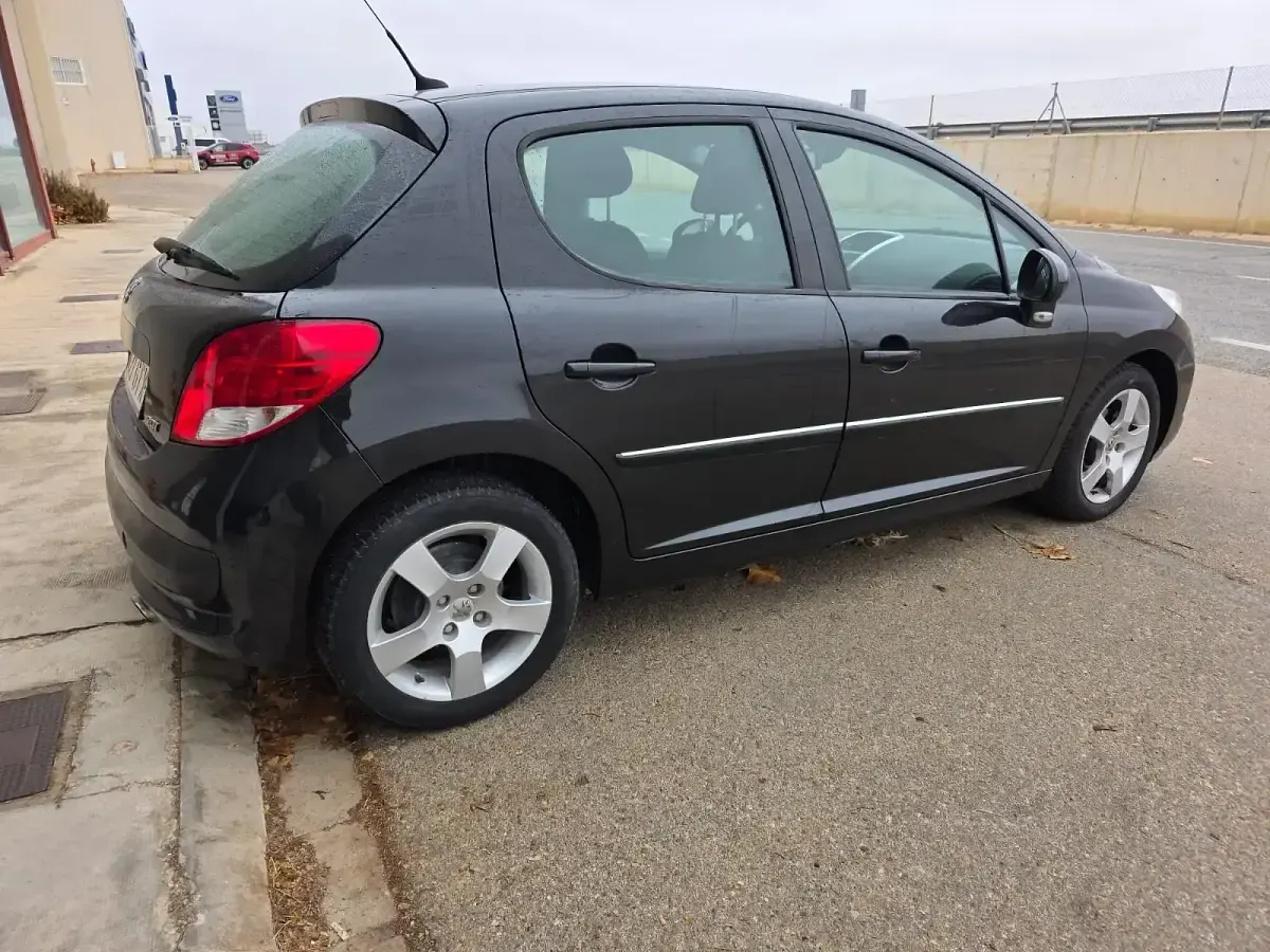Usado Peugeot 207 Sport 90 CV (66 kW) 2010 Negro Familiar