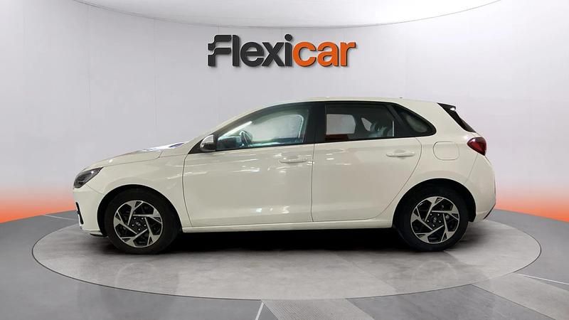 Usado Hyundai i30 120 CV (88 kW) 2024 Blanco Berlina