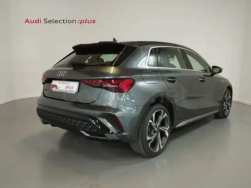 Usado Audi A3 S-Line 204 CV (150 kW) 2025 Gris / plata Berlina