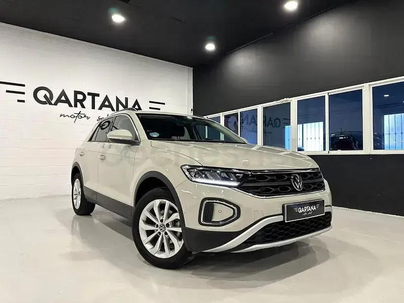 Usado VW T-Roc Life 150 CV (110 kW) 2023 Beige SUV