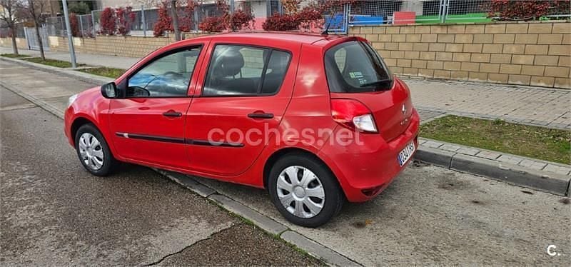 Rojo Usado 2013 Renault Clio III Collection Berlina | 3299 € - Imagen 1/4