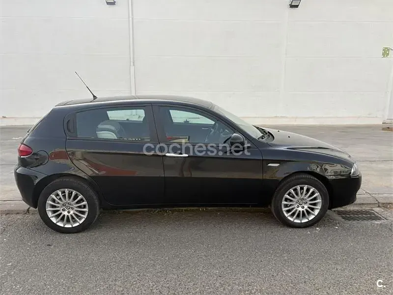 Usado Alfa Romeo 147 Distinctive 120 CV (88 kW) 2010 Negro Utilitario