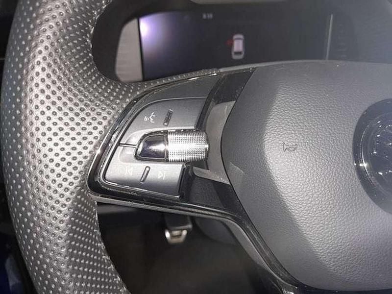 Usado Skoda Scala Selection 95 CV (69 kW) 2024 Gris Utilitario