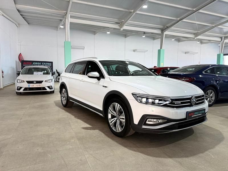 Usado VW Passat Alltrack 200 CV (147 kW) 2022 Blanco Familiar