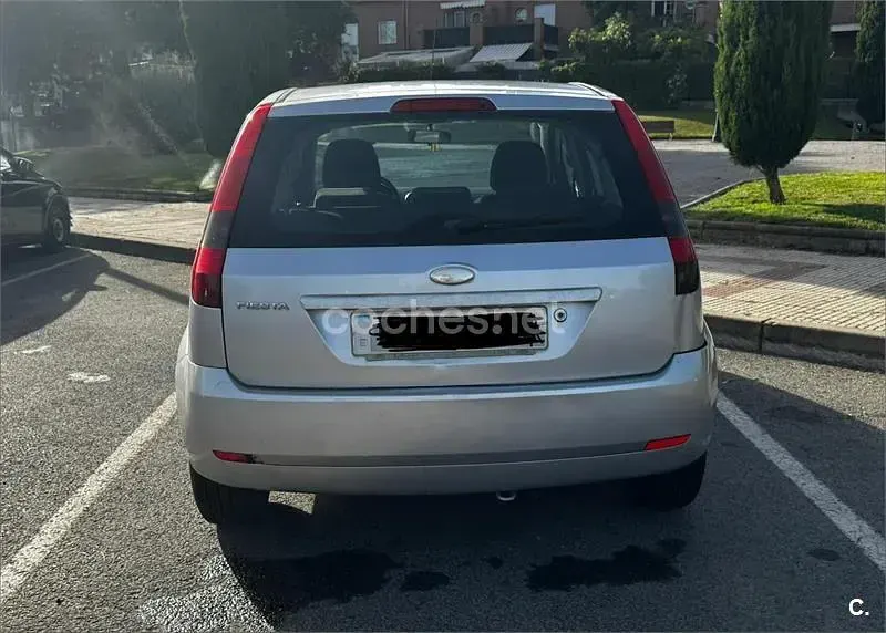 Usado Ford Fiesta Ghia 80 CV (58 kW) 2005 Gris / plata Utilitario