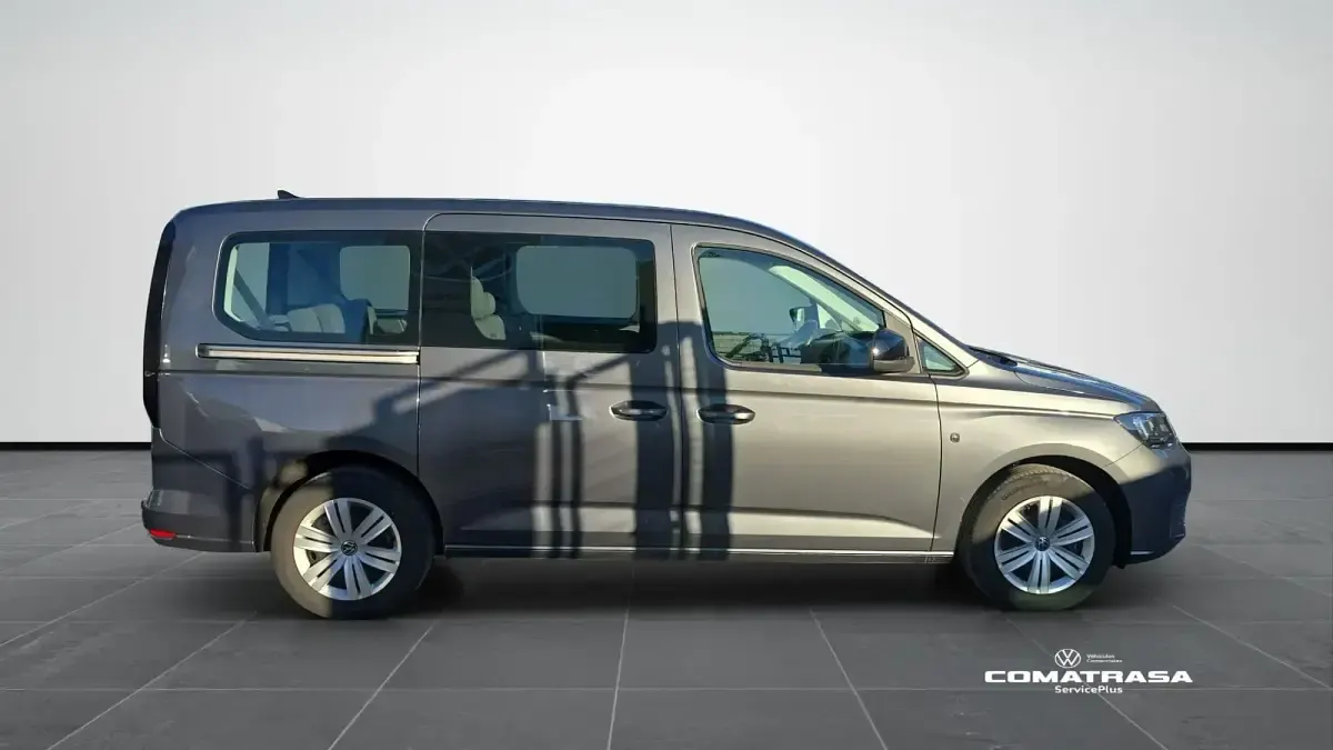 Usado VW Caddy Maxi 102 CV (75 kW) 2024 Gris Monovolumen