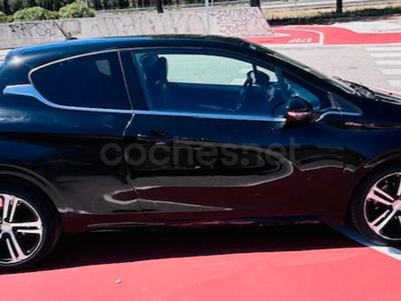 Usado Peugeot 208 GT-line 120 CV (88 kW) 2017 Negro Utilitario