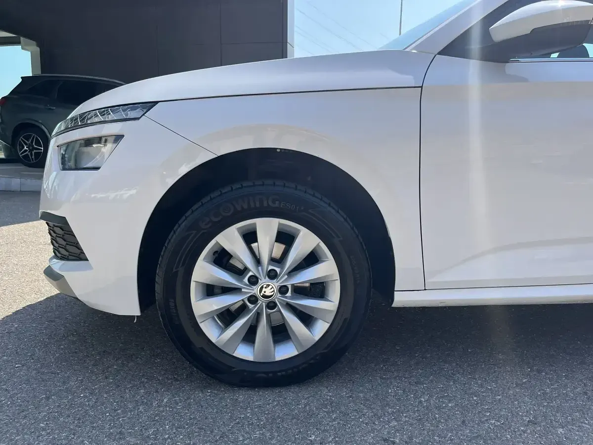 Usado Skoda Kamiq Style 110 CV (80 kW) 2021 Blanco SUV