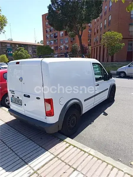 Usado Ford Tourneo Trend 95 CV (69 kW) 2014 Blanco Monovolumen