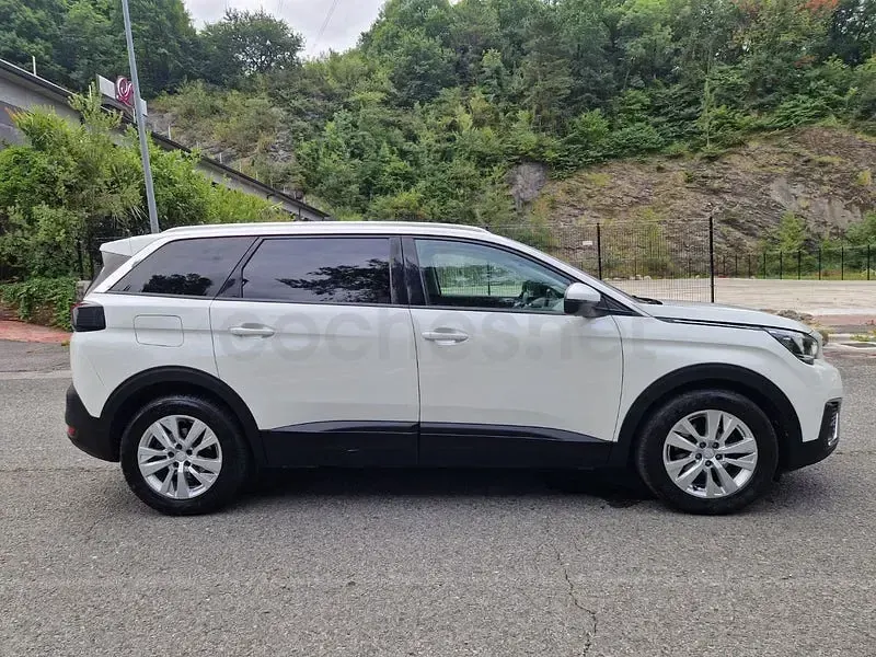 Usado Peugeot 5008 Allure 130 CV (95 kW) 2017 Blanco Monovolumen