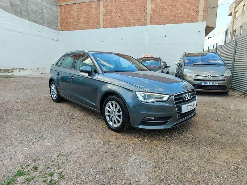 Gris Usado 2015 Audi A3 Attraction Utilitario | 11.495 € (Precio justo) - Imagen 1/4