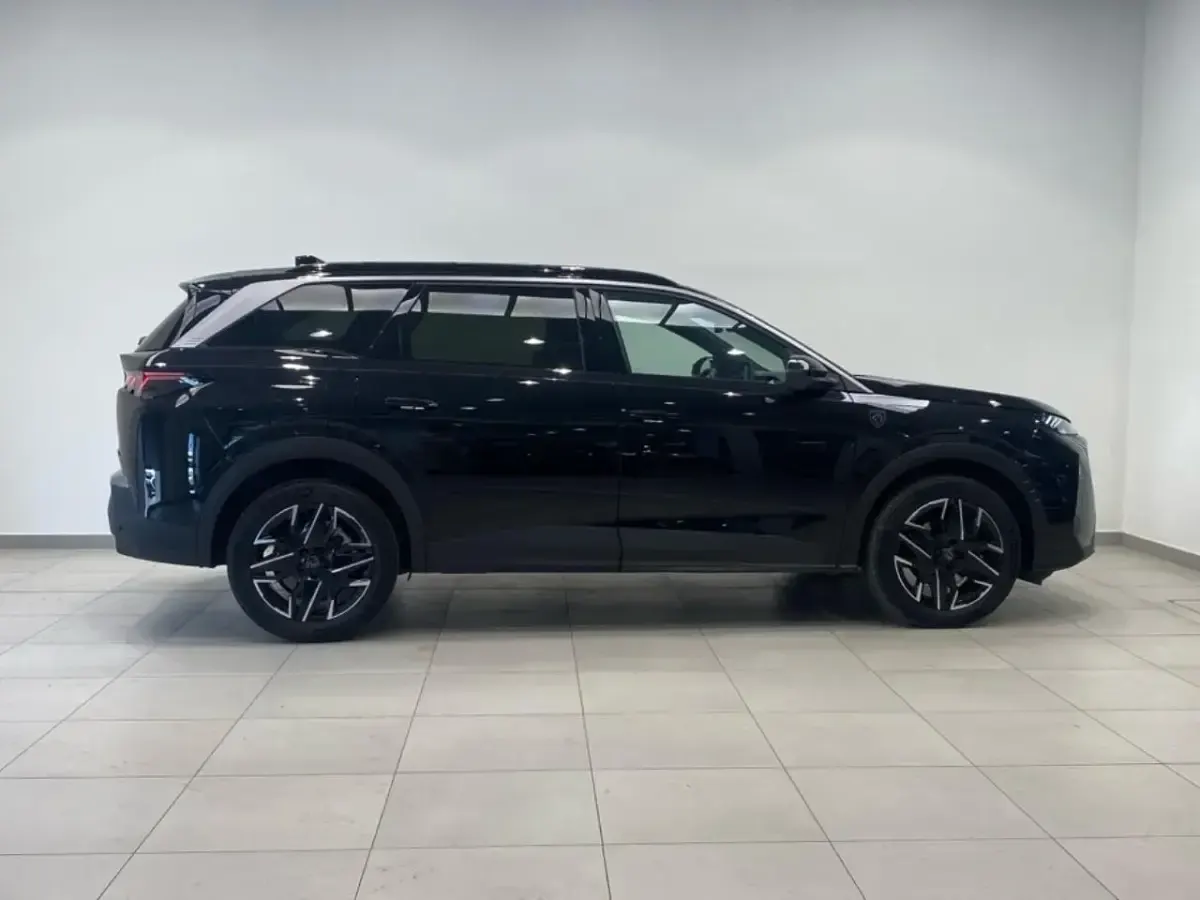 Usado Peugeot 5008 GT 136 CV (100 kW) 2025 Negro SUV